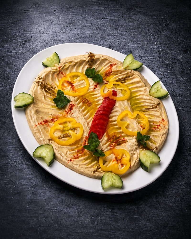 Hummus-Platte mit Gemüse und Öl